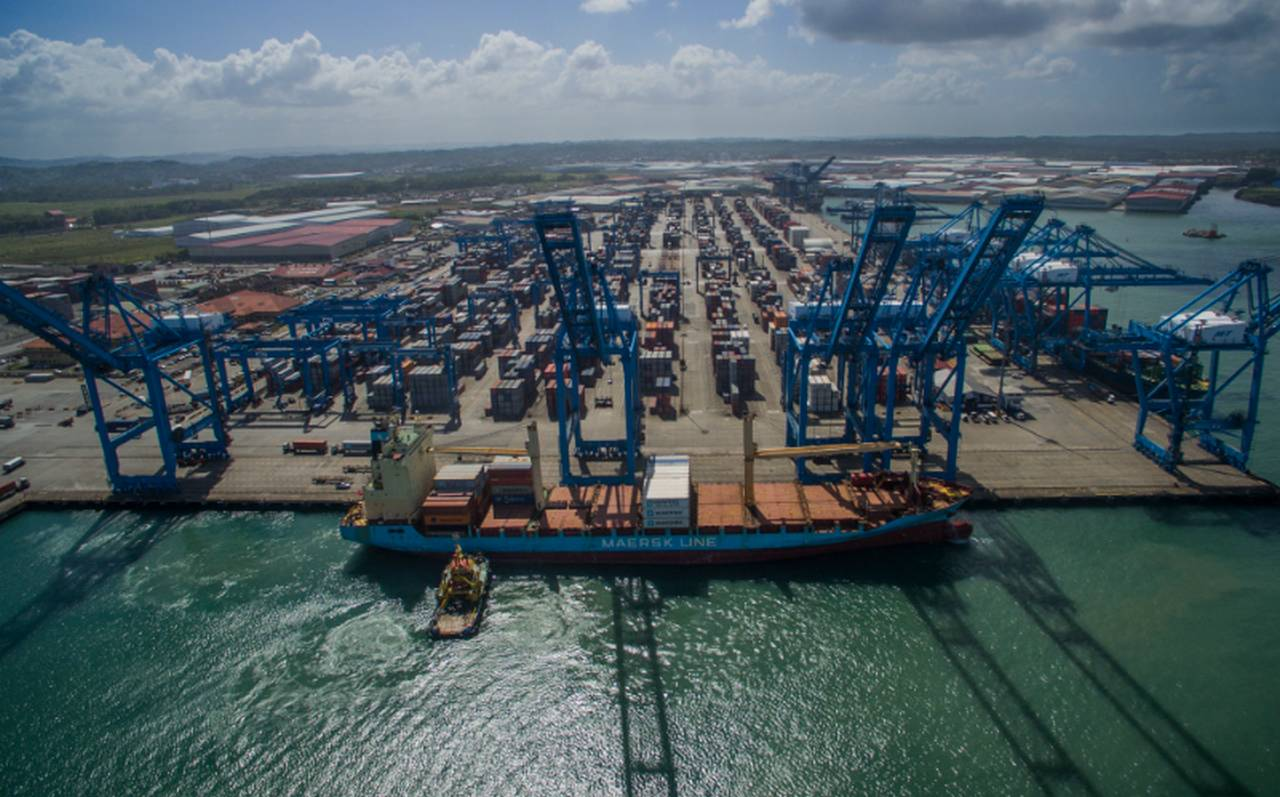 Shipping handler on canal - Maritime operations
